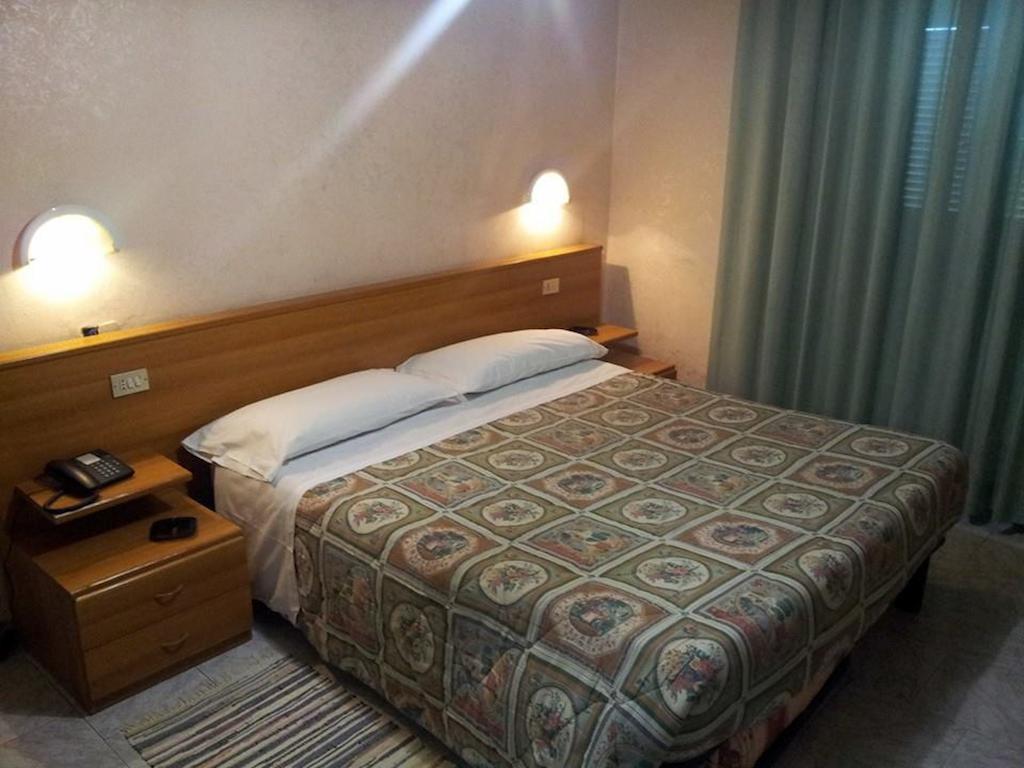 Hotel Acapulco Milán Habitación foto
